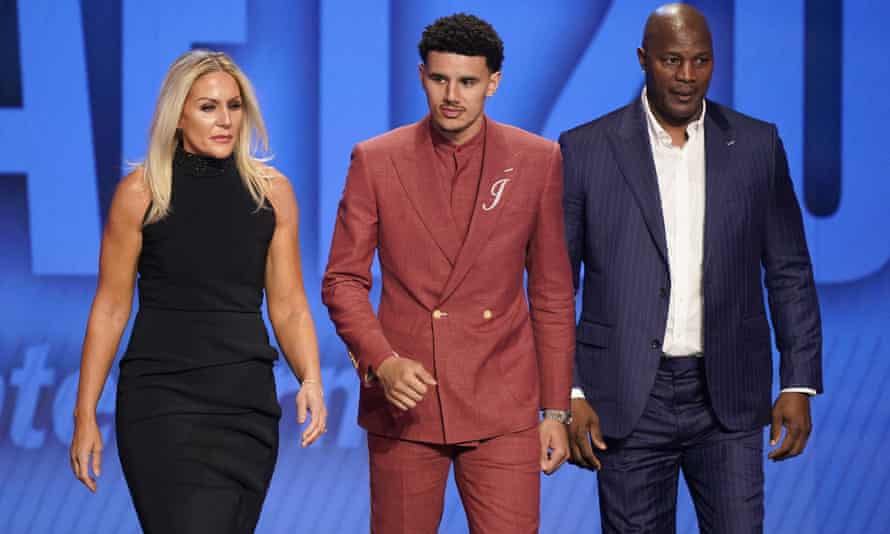 Johnny Davis, center, walks on stage during introductions for the draft