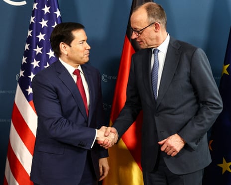 Le chancelier allemand Friedrich Merz salue Marco Rubio d'une poignée de main ferme.