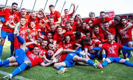 Pemain Heidenheim merayakan setelah mengamankan promosi dengan dua gol di waktu tambahan.