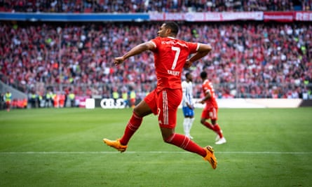 Serge Gnabry ended his goalscoring drought to take Bayern Munich back to the summit.