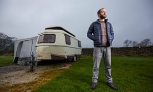 Tim Jones vive en una caravana en un campo de Derbyshire.