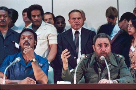 Jesse Jackson and former Cuban President Fidel Castro (R) talk to the international media after a meeting at Havana’s Palace on 27 June 1984.