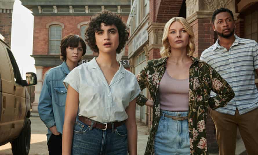 Elsie Fisher, Sarah Yarkin, Nell Hudson as Ruth and Jacob Latimore as Dante. Cr. Jana Blajeva / ©2021 Legendary, Courtesy of Netflix