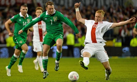 Aiden McGeady challenges Poland's Kamil Glik