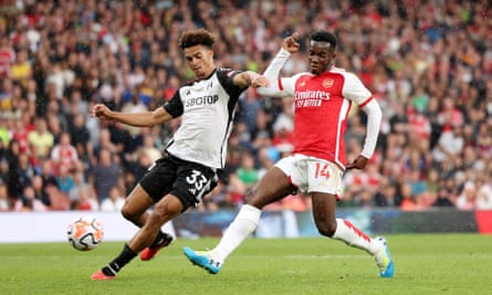 João Palhinha stuns Arsenal as 10-man Fulham battle back to earn late point | Premier League 5 Eddie Nketiah fires in a shot to give Arsenal a 2-1 lead despite the attentions of Antonee Robinson