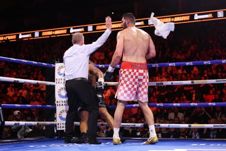 O escanteio de Moses Itauma joga a toalha quando o árbitro Howard Foster interrompe sua luta pelo título dos pesos pesados da IBF contra Filip Hrgović na O2 Arena.