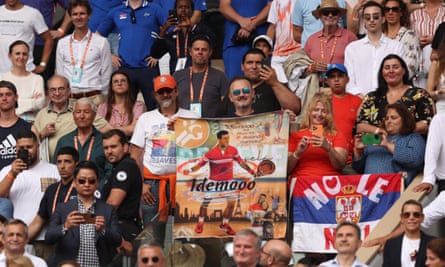 Keluarga dan sahabat Novak Djokovic menunjukkan dukungan mereka di Final Tunggal Putra di Roland Garros pada 11 Juni.