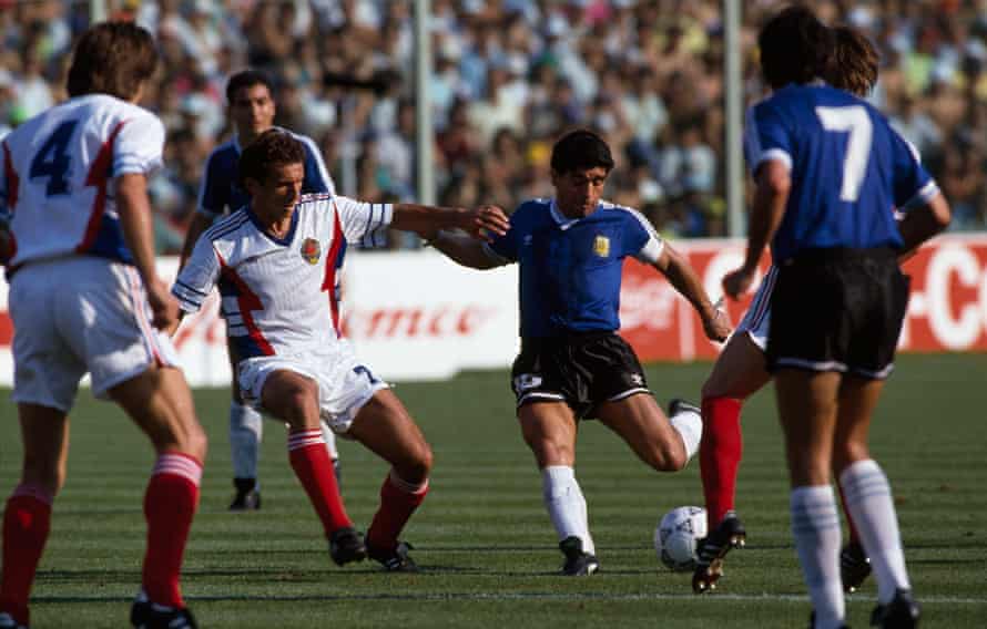 Yugoslavia Yugoslavia bloquea a Diego Maradona durante el partido de cuartos de final de la Copa del Mundo de 1990 que Argentina ganó por penales.