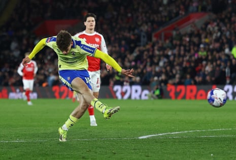 टॉम फेलो ने एक शॉट मारा