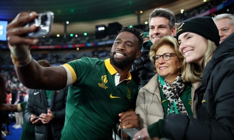 Siya Kolisi of South Africa poses for a photo with members of the crowd at full-time following the Rugby World Cup France 2023 match between England and South Africa.