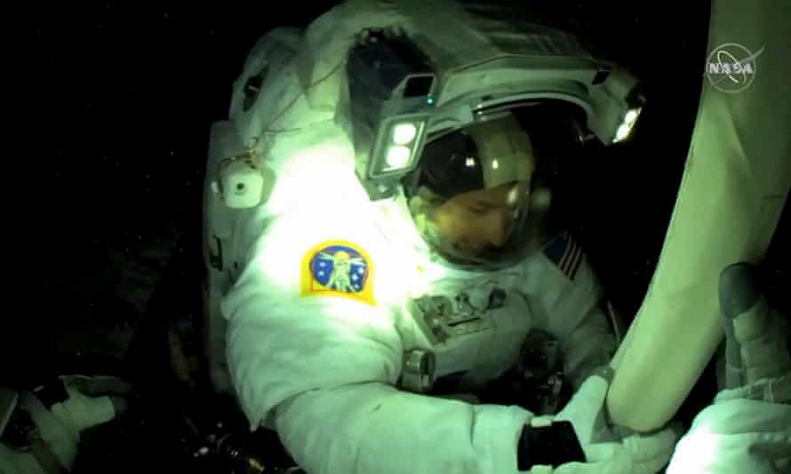 De Amerikaanse astronaut Shane Kimbrough wordt gezien vanaf de helmcamera van ESA-astronaut Thomas Bisquet, vastgeschroefd, terwijl hij het zonnepaneel opent en uitlijnt.