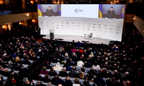 Volodymyr Zelenskiy se dirige a la conferencia de Munich a través de una pantalla de video el viernes.