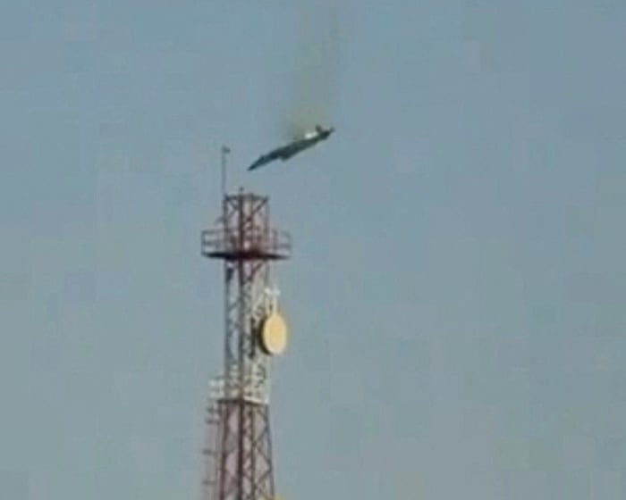 Footage shows military jet plummeting from the sky in Kuwait – video
