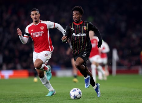 Lens' Elye Wahi puts the burners on to escape from Arsenal’s William Saliba.