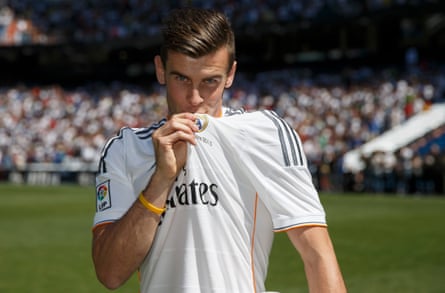 Gareth Bale kisses the Real Madrid badge