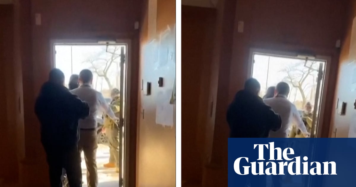 Footage appears to show ICE agent trying to enter Ecuador's consulate in Minneapolis – video