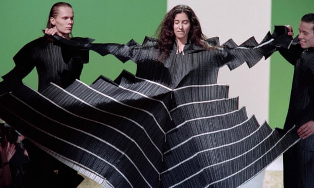 Models display a Pleats Please dress as part of Issey Miyake's autumn-winter 1995 ready-to-wear collection in Paris.
