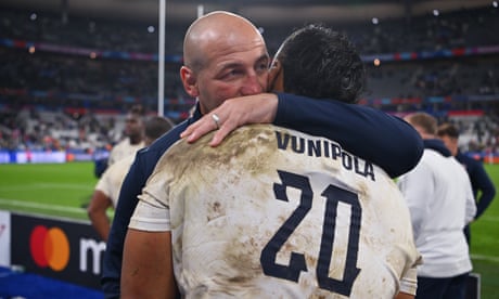 Steve Borthwick embraces Billy Vunipola at full time