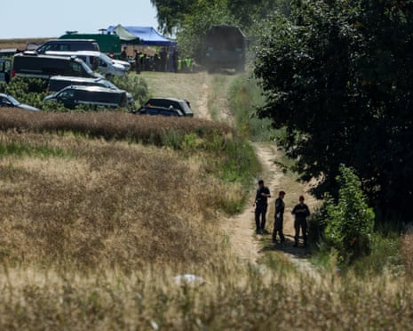 Στρατιωτικά οχήματα κινούνται στη θέση ενός κρατήρα σε ένα χωράφι που άφησε ένα άγνωστο αντικείμενο που φαίνεται να είναι ένας ρωσικός πύραυλος κοντά στο χωριό Tarnawa-Kolonia στην επαρχία Λούμπλιν της Πολωνίας.