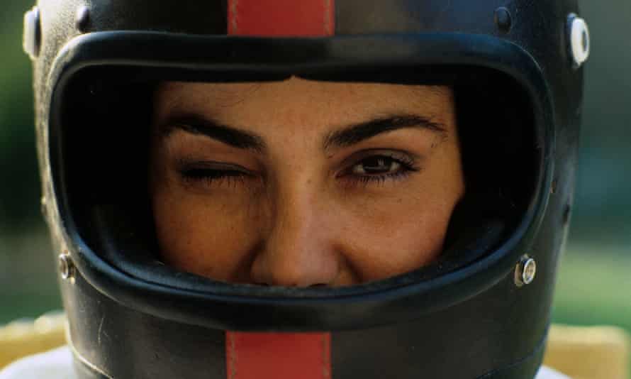 Michèle Mouton fait un clin d'œil dans un casque de course