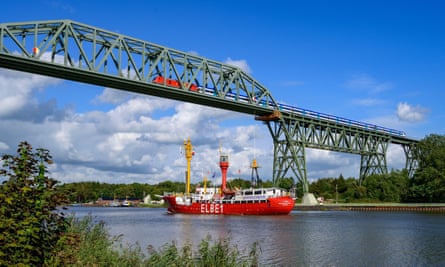 A train crossing Hochdonn railway bridge.
