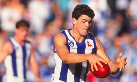 A second group of AFL footballers affected by head injury  – including former Kangaroos and Demons player Shaun Smith – have vowed to sue the league.