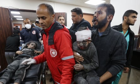 Los niños heridos en los ataques israelíes son llevados al hospital de los Mártires de Al Aqsa en Deir al Balah, Gaza, el 24 de diciembre.