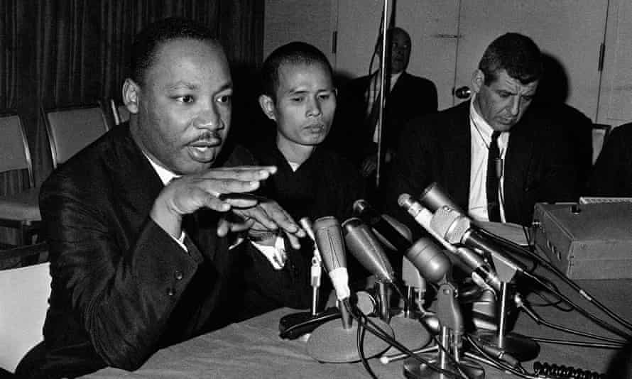 'Thay' avec Martin Luther King Jr lors d'une conférence de presse à Chicago en 1966