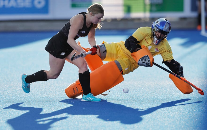 Maddie Hinch de Inglaterra detiene un penalti de Hope Ralph de Nueva Zelanda en la tanda de penaltis de su partido de semifinales de hockey femenino.