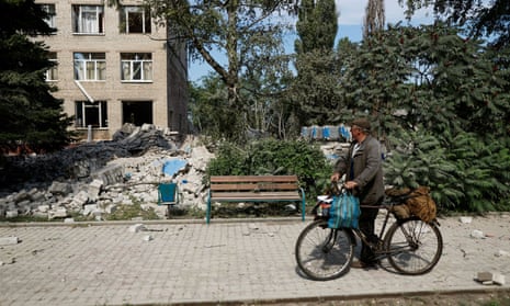 A Ukrainian man checks the damage at a destroyed engineering college building in Kramatorsk, after military strikes as Russia's invasion of Ukraine continues, in Donetsk region, Ukraine August 19, 2022. REUTERS/Ammar Awad