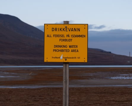 A sign in a barren landscape in Norwegian with English underneath saying ‘Drinking water prohibited area’