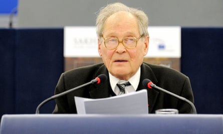 Sergei Kovalev giving a speech before receiving the Sakharov prize in Strasbourg, eastern France, in 2009.
