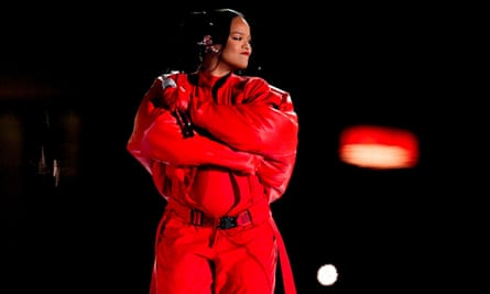 Rihanna se produisant au Super Bowl pendant sa grossesse.