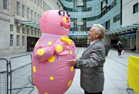 Rich Pelley dans le rôle de Mr Blobby avec Ray Gold devant la BBC