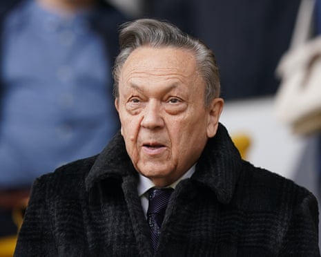 Sullivan με μαύρο γούνινο παλτό και γραβάτα