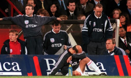 Attilio Lombardo menyaksikan dari bangku cadangan saat Crystal Palace kalah 3-0 di kandang dari Manchester United pada April 1998