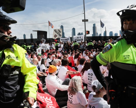 protesters demonstrate against netanyahu behind police