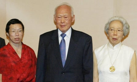 Lee Wei Ling with her father and mother Kwa Geok Choo in 2003.