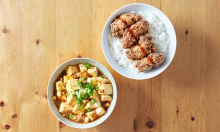 'Un plato de tofu hirviendo a fuego lento en salsa pokey se acompaña de otro plato de arroz, sobre el cual hay capas de alitas de pollo crujientes': mapo tofu con pollo alas.