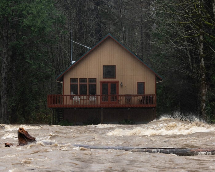 Atmospheric river triggers floods in Washington state – video