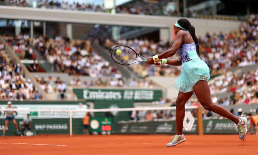 Coco Gauff backhands Iga Swiatek.