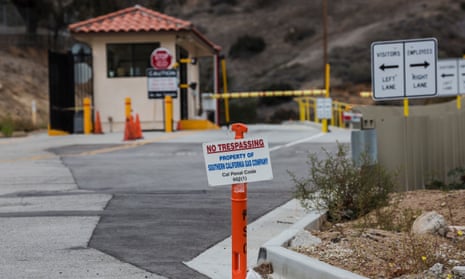 California governor Jerry Brown has declared an emergency in a Los Angeles neighborhood amid a natural gas leak from the Aliso Canyon storage facility.