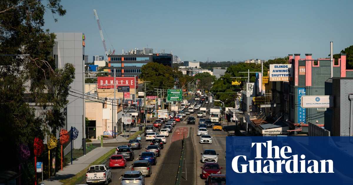 Traffic falls on major Sydney and Melbourne roads as fuel crisis sees Australians cut back on driving