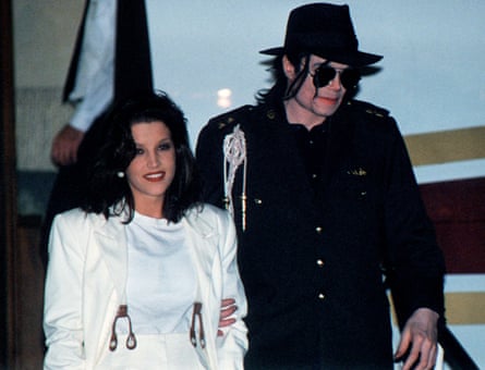 Lisa Marie Presley et Michael Jackson arrivent à l'aéroport de Budapest en 1994, quelques mois après leur mariage.