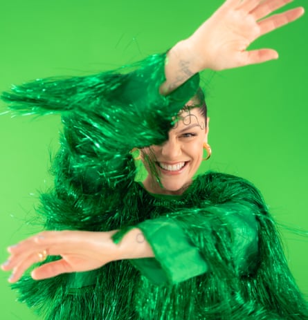 Picture of Jessie J waving her arms about