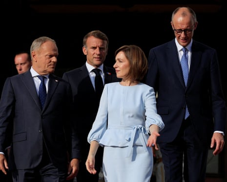 Polonya Başbakanı Donald Tusk, Fransa Başkanı Emmanuel Macron, Moldova Başkanı Maia Sandu ve Almanya'nın şansölyesi Friedrich Merz, Ağustos ayında Moldova'daki Chisinau'daki başkanlık sarayında bir toplantıdan sonra bir aile fotoğrafı için geliyor.