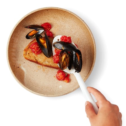 Felicity Cloake’s zuppa di cozze 06. Divide the bread between serving bowls if you’d like to , and then use a slotted spoon to scoop out the mussels and arrange on top (you can serve the bread on the side).