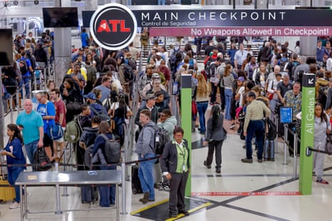 Pasajeros esperando en seguridad larga colas en un aeropuerto