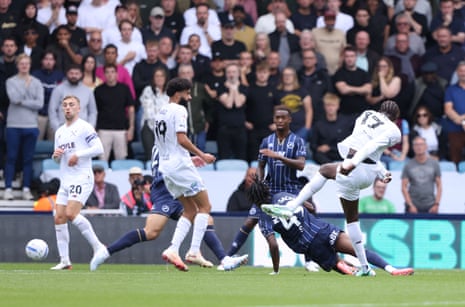 Mohamadou Kanté scores for West Ham.