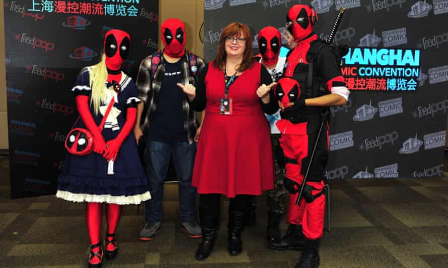 Gail Simone poses with fans at the Comic-Con Shanghai.